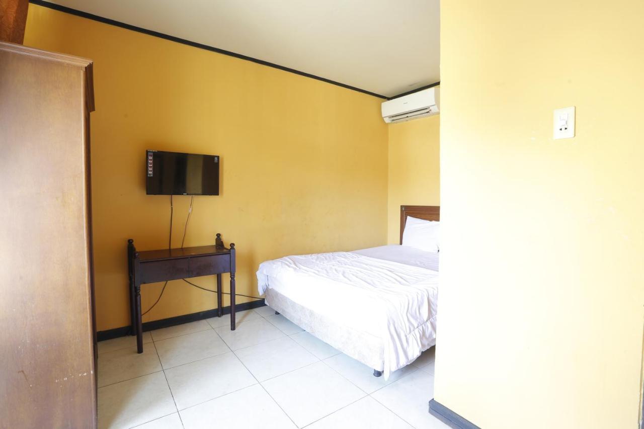 Oyo 93119 Guest House Leo Patra Muara Badak Exterior photo