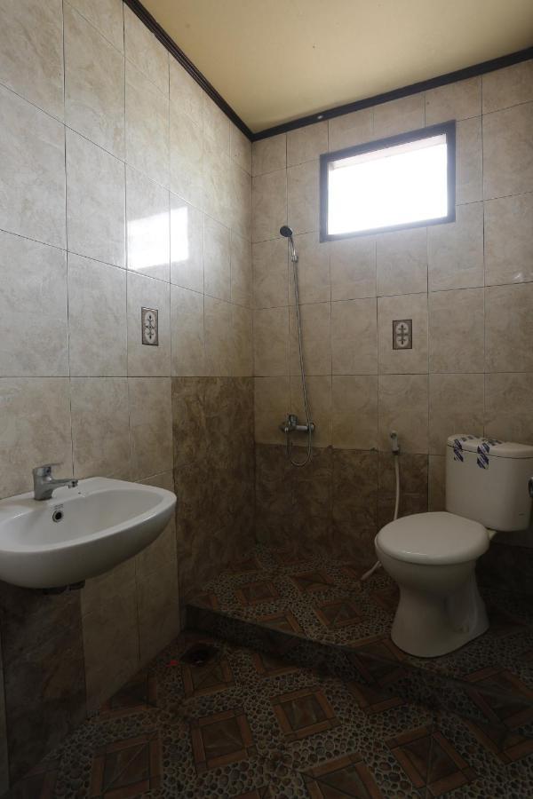 Oyo 93119 Guest House Leo Patra Muara Badak Exterior photo