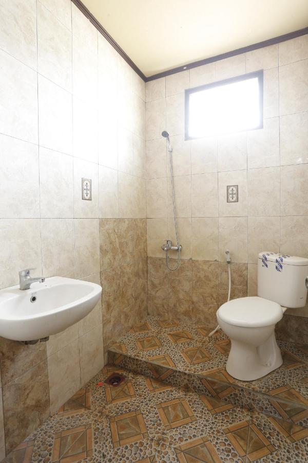 Oyo 93119 Guest House Leo Patra Muara Badak Exterior photo