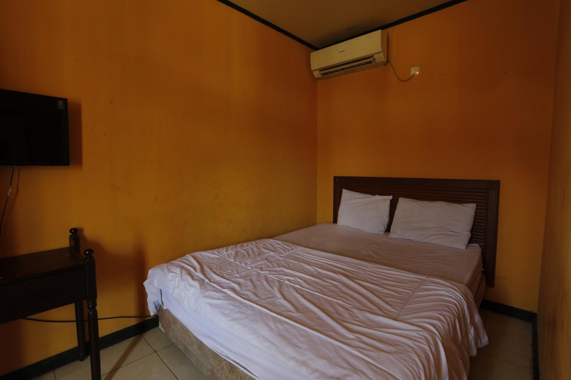 Oyo 93119 Guest House Leo Patra Muara Badak Exterior photo