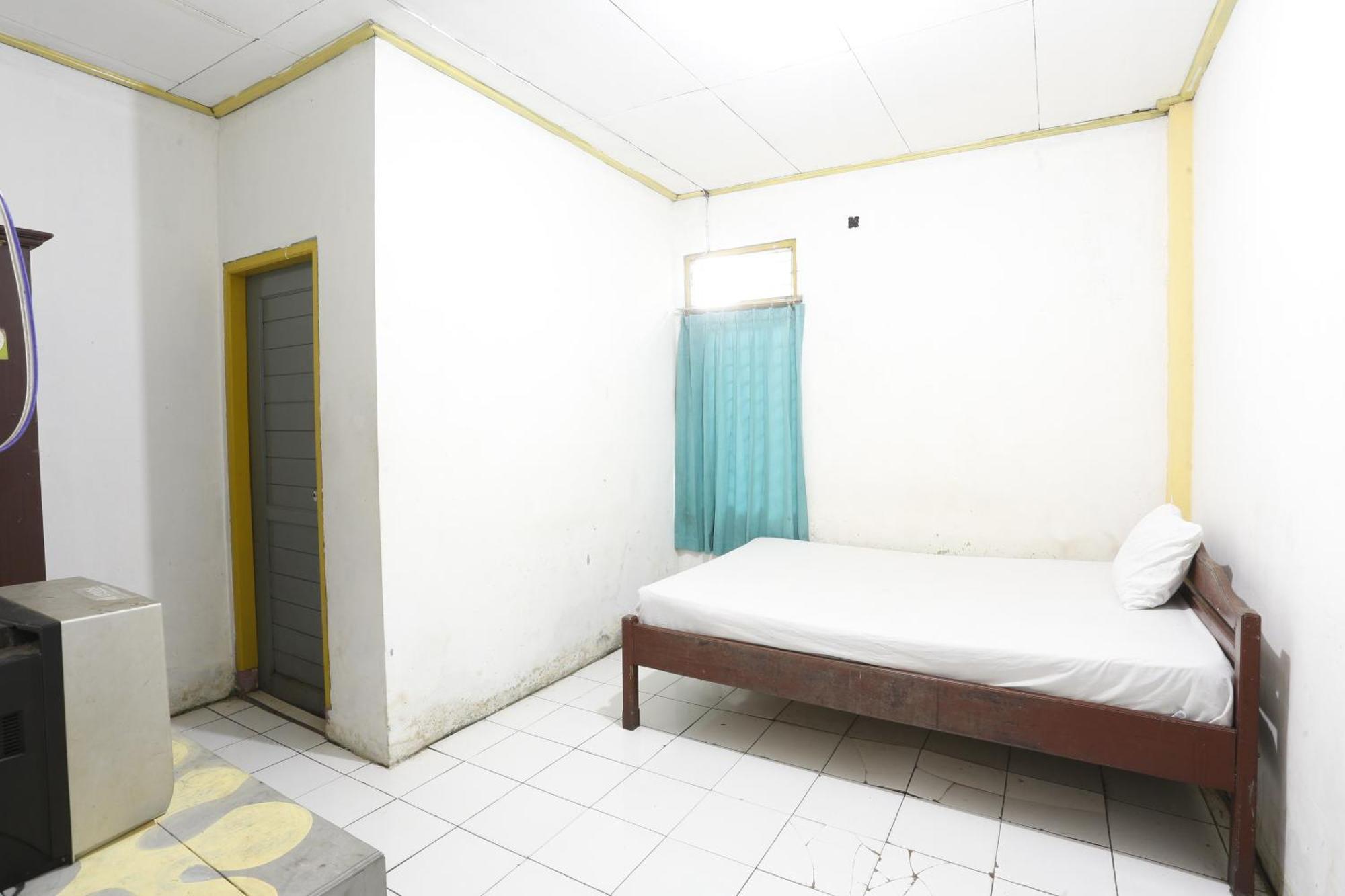 Oyo 93119 Guest House Leo Patra Muara Badak Exterior photo