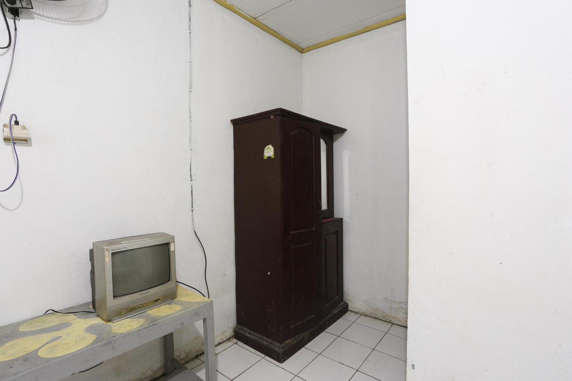 Oyo 93119 Guest House Leo Patra Muara Badak Exterior photo
