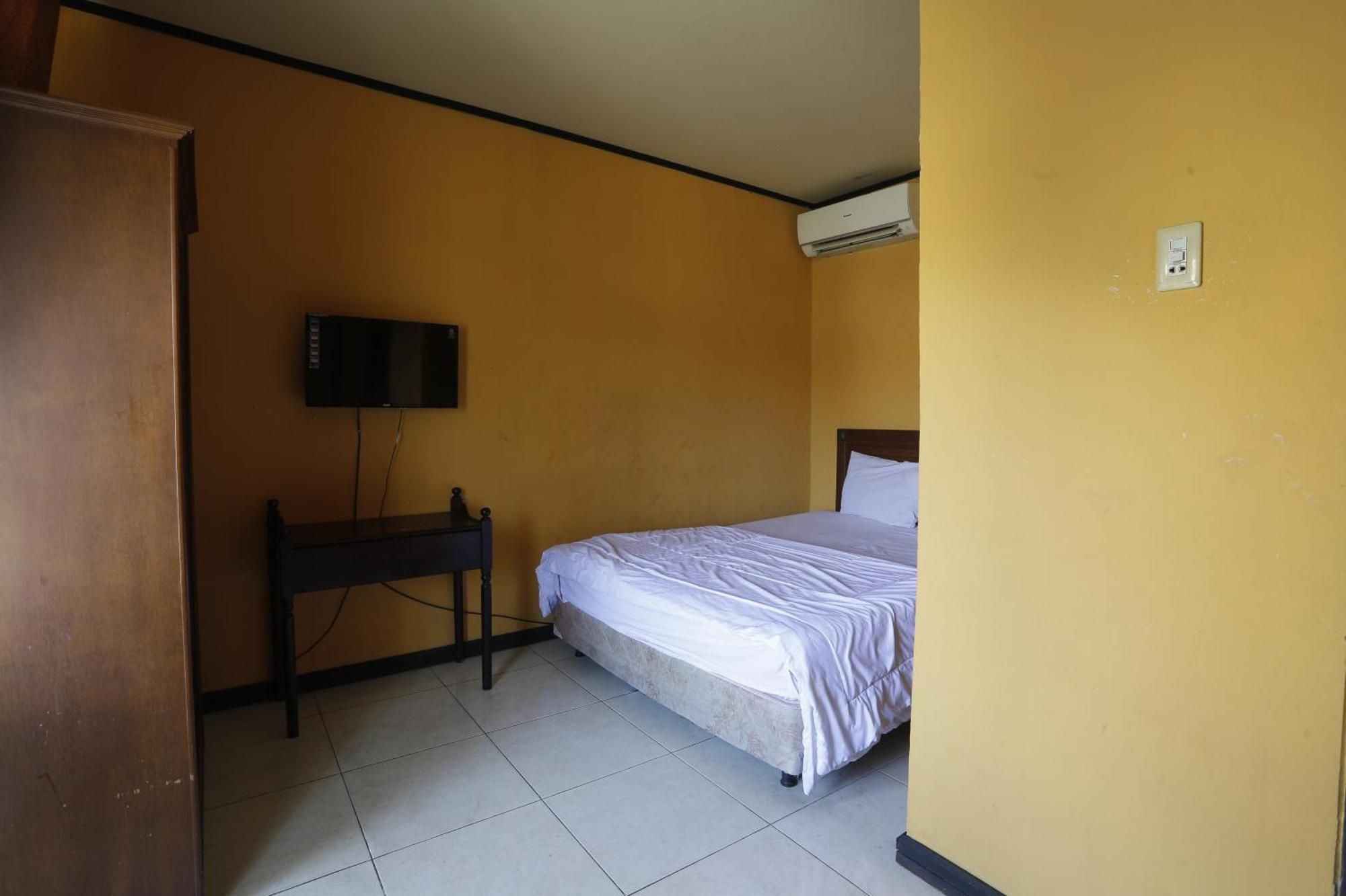 Oyo 93119 Guest House Leo Patra Muara Badak Exterior photo