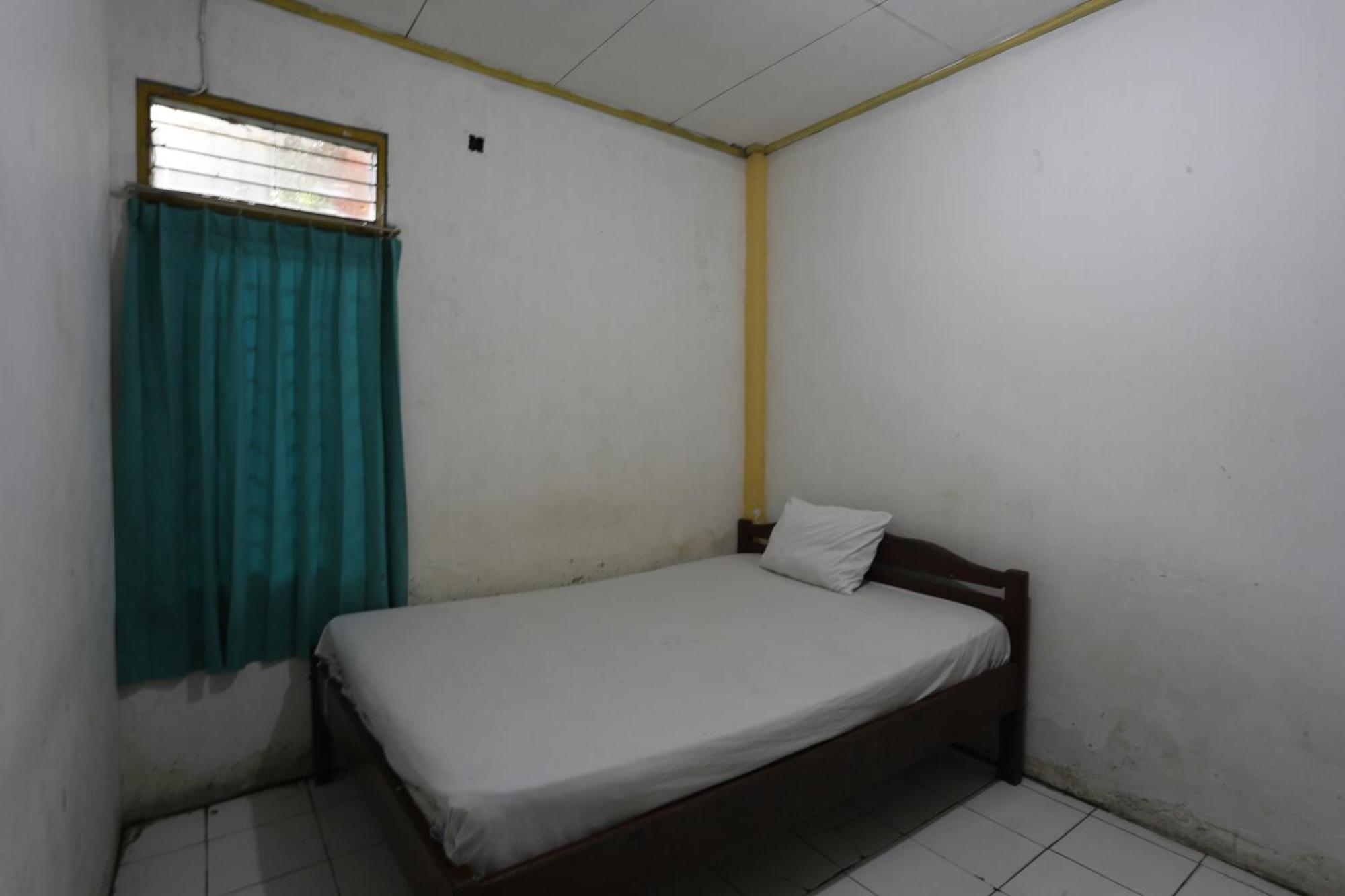 Oyo 93119 Guest House Leo Patra Muara Badak Exterior photo