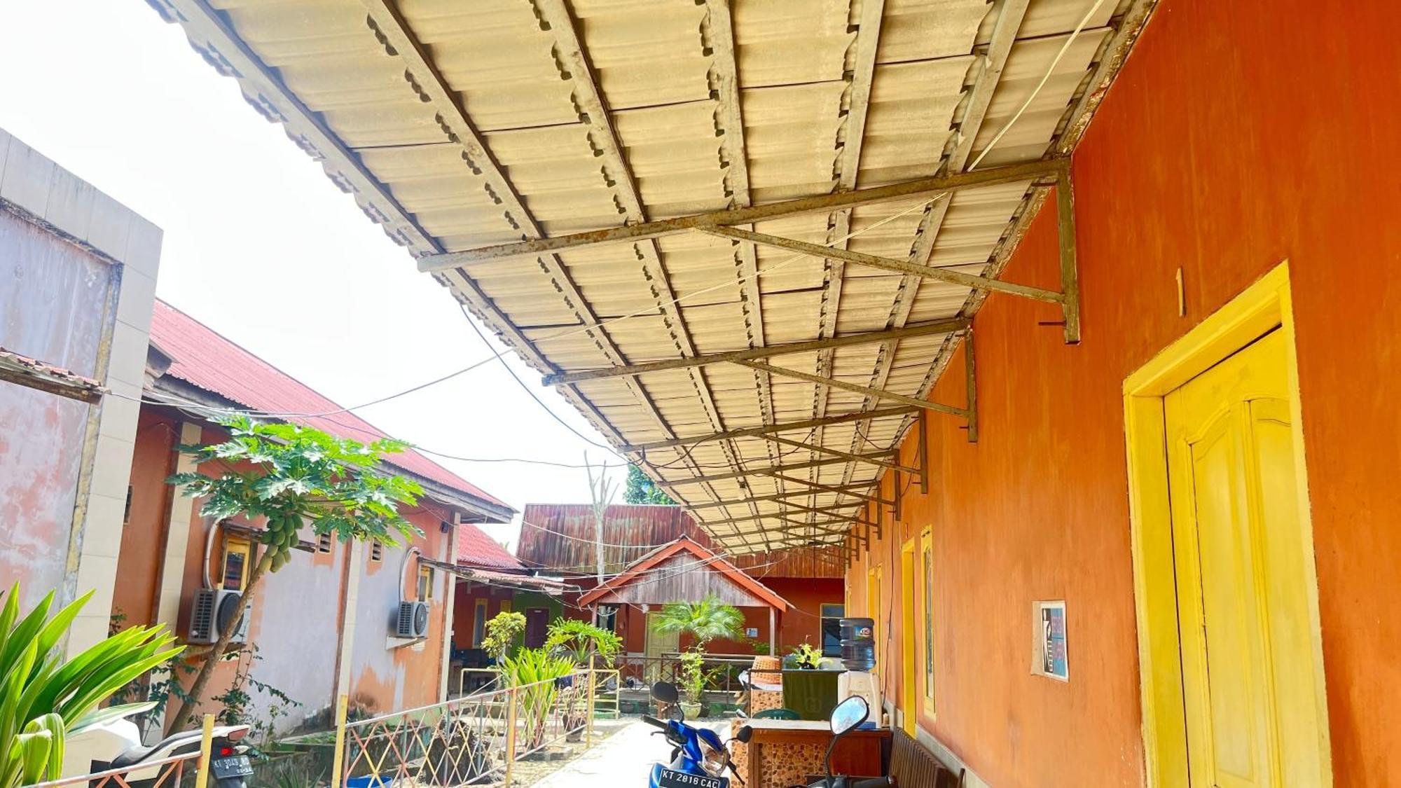 Oyo 93119 Guest House Leo Patra Muara Badak Exterior photo