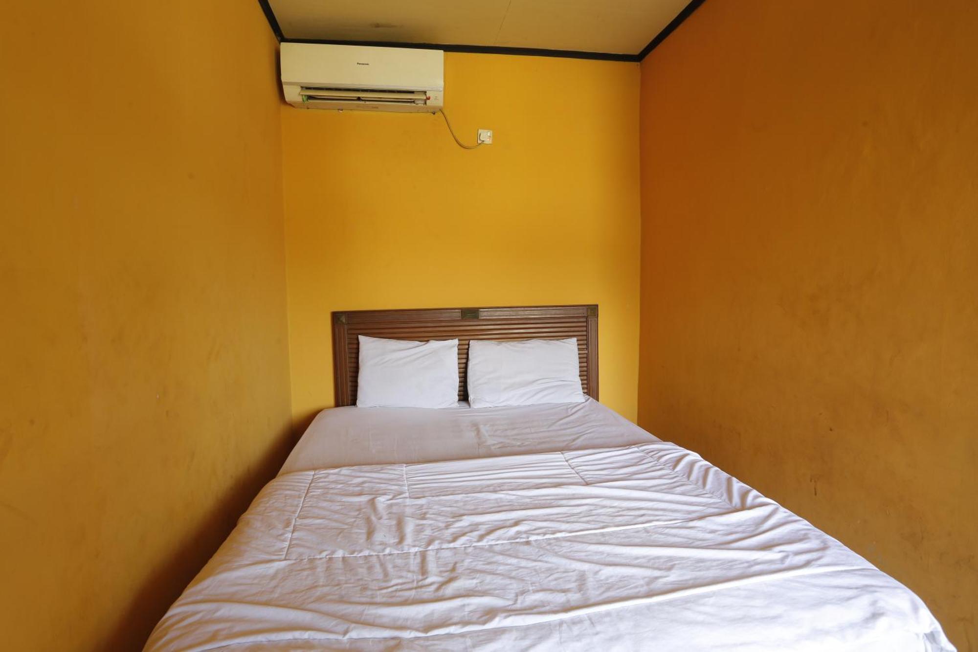 Oyo 93119 Guest House Leo Patra Muara Badak Exterior photo